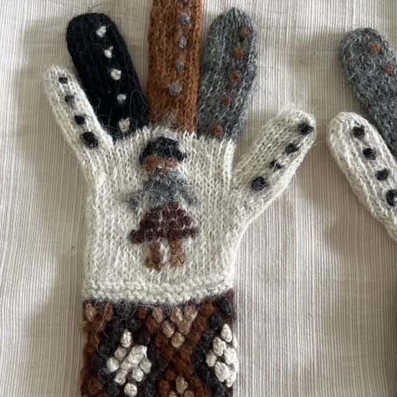 Adorable wool gloves from Peru 🇵🇪 . Size small.  GUC. - Picture 3 of 5